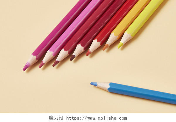 开学季并排的彩色铅笔在纯色背景纸上的场景配图创意图